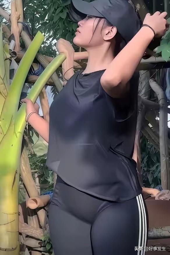 在咖啡厅等人，瑜伽人总藏着点“小叛逆”。别人刷手机发呆，他们悄悄把颈椎当重点关照