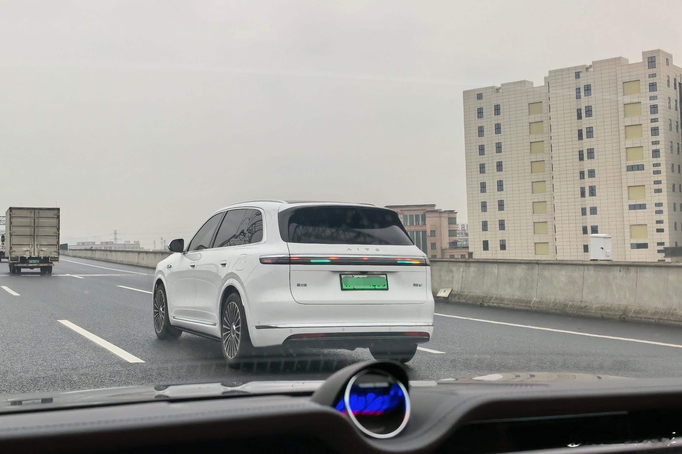 今天开S9T去中山，又遇上一台亮着小蓝灯的新款问界M7，蓝灯和新M7都见得越来越