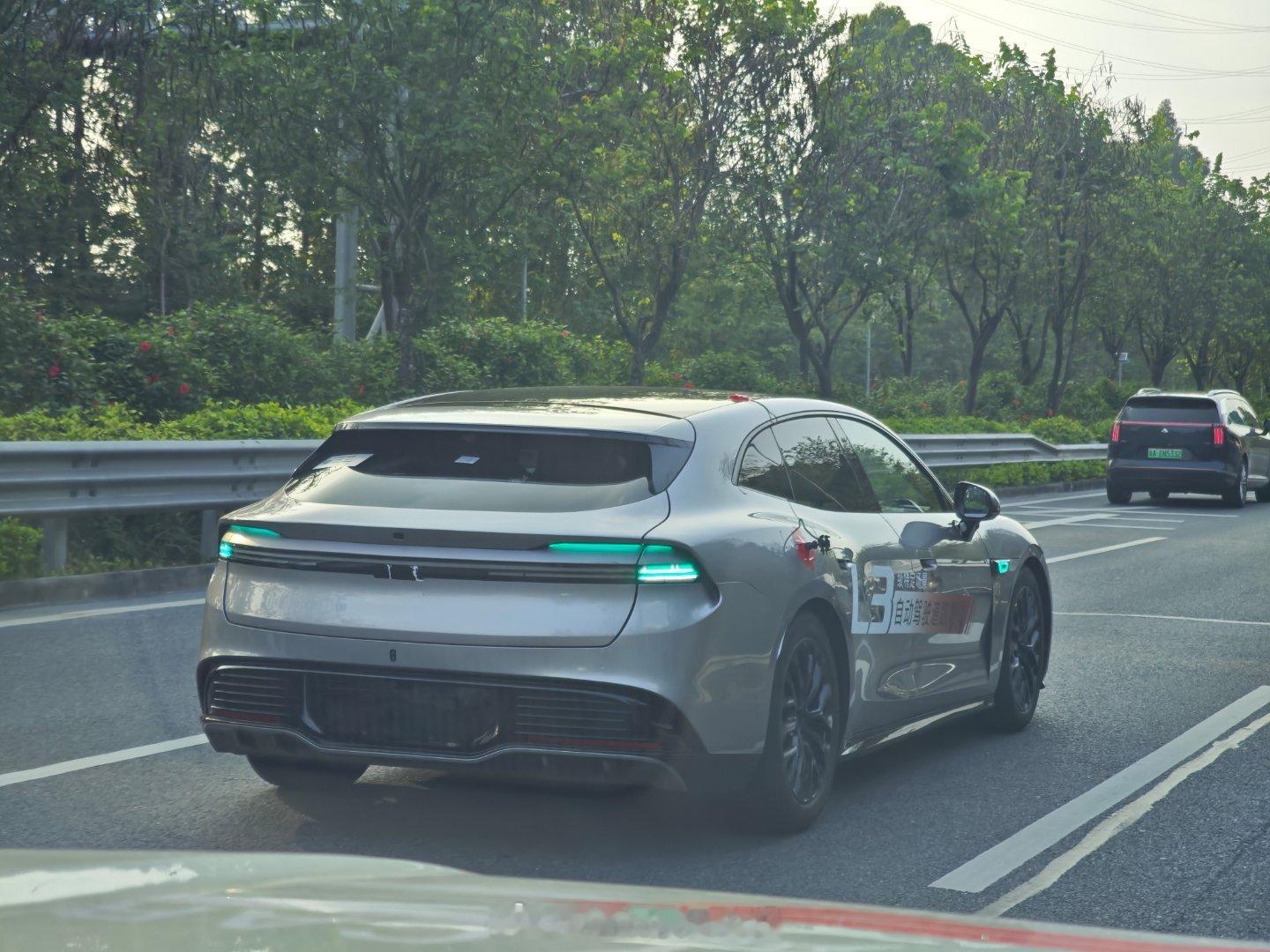 这车姿态看着不错啊~（像不像~~~）大周末的还有工程师在高速上测智驾~位于广州的