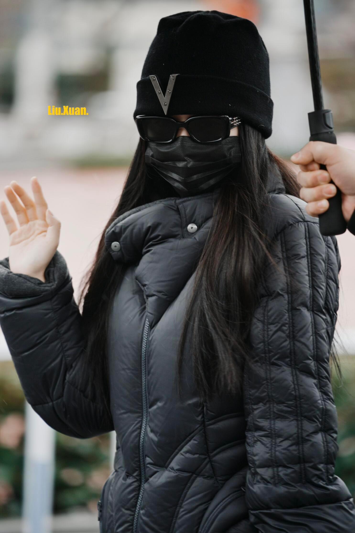 虞书欣《云初令》上班路透，短款黑色羽绒服+黑色皮裤，搭配带金属V字装饰的冷帽和墨