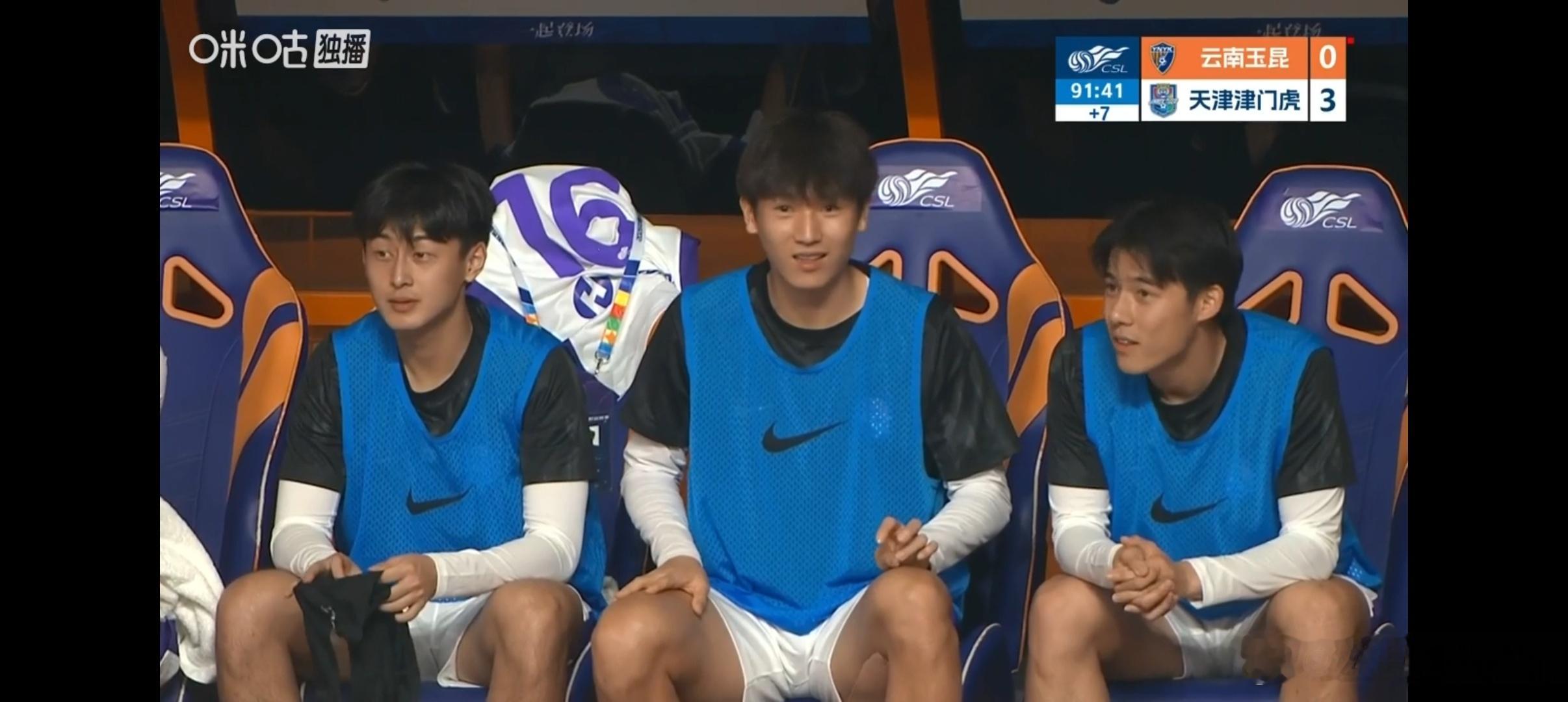 你们想不到吧，昨天我的那几滴眼泪，滴在了这。三小只本赛季还从没上过场，他们固然不