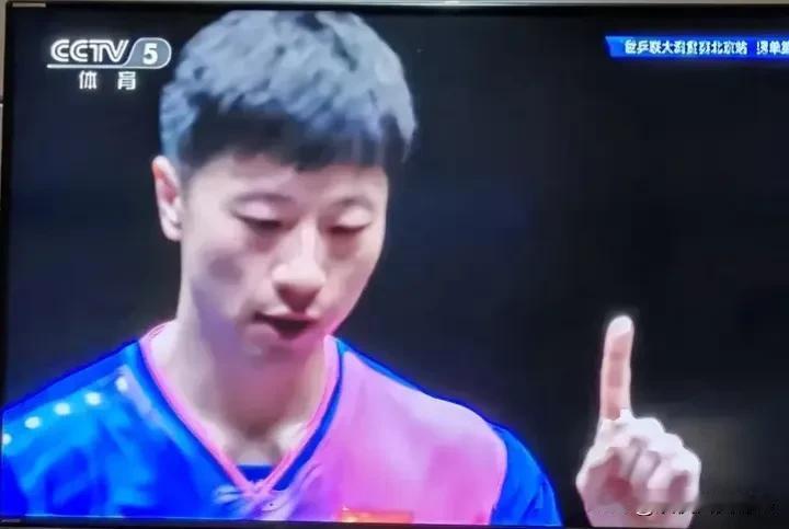 在马龙以3：0战胜李尚珠后央视解说顾若辰满怀深情地说：
看马龙的比赛令人感动，拿