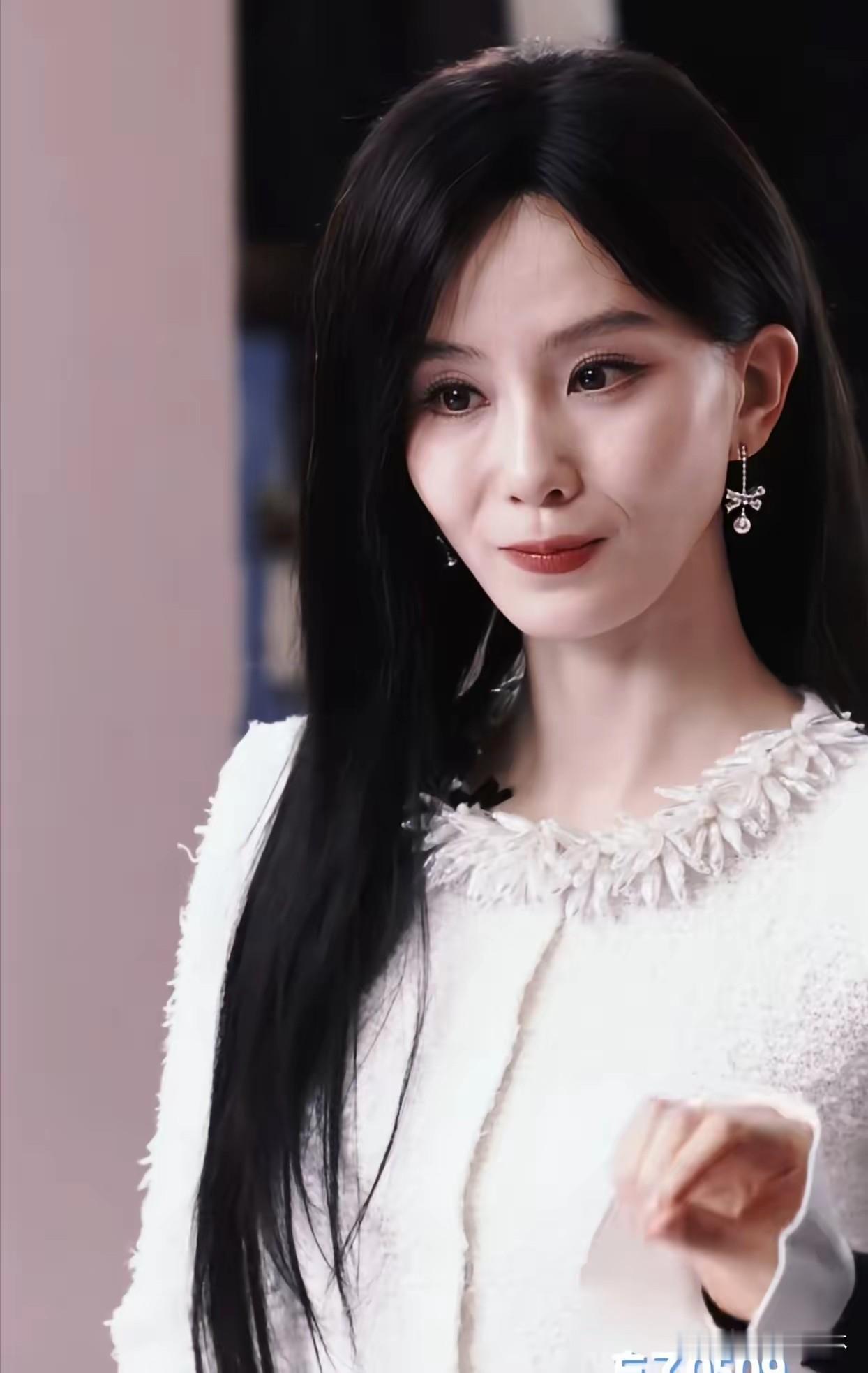 10月17日，刘诗诗来到深圳罗湖万象城，出席品牌新店的剪彩活动，现场早就围满前来