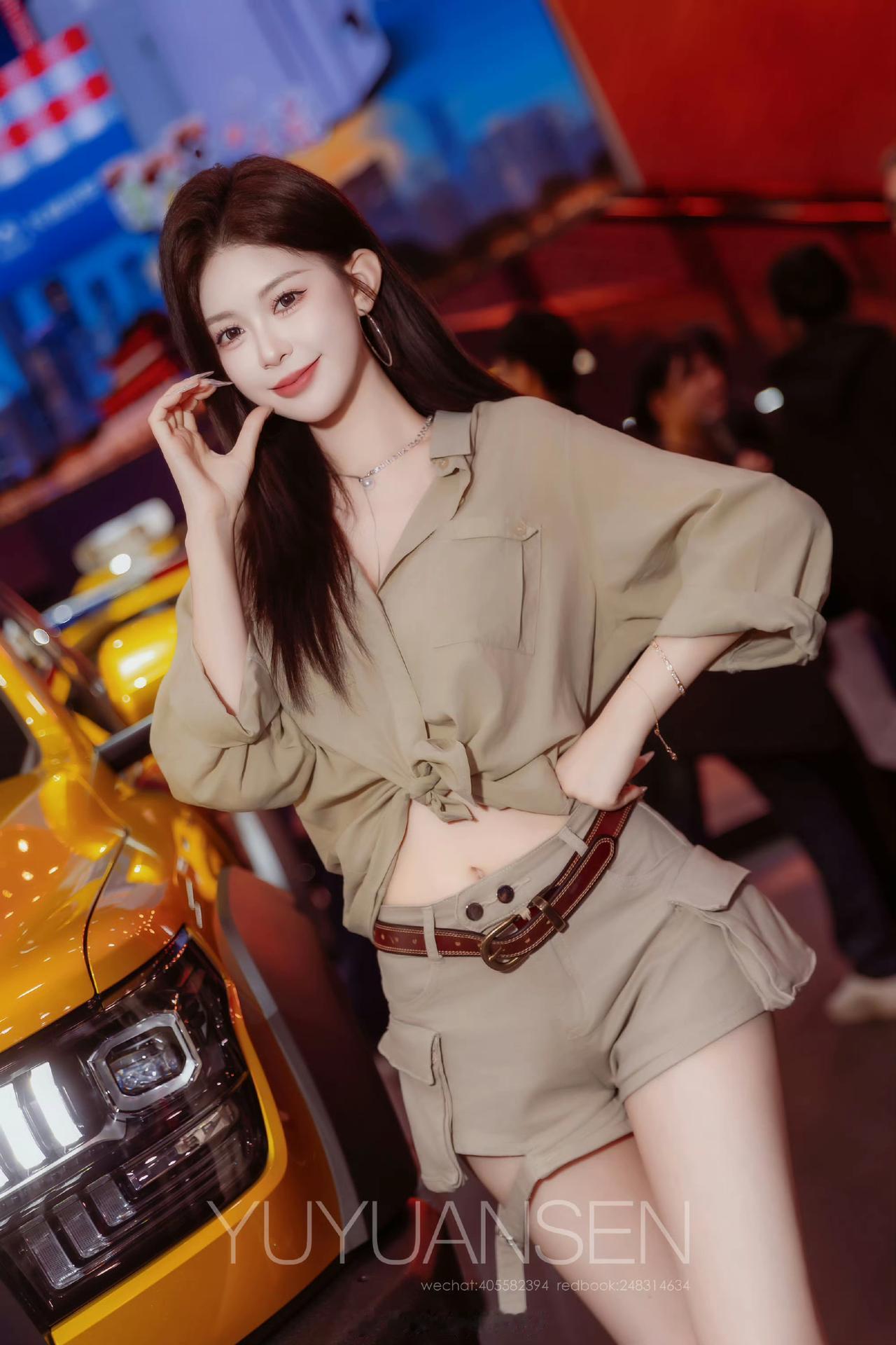 优雅与性感，你会怎么选美女车模穿搭写真