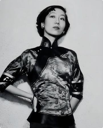 张爱玲说：“男人得找一看就想睡的女人，女人得找一碰就无法拒绝的男人。一见钟情，不