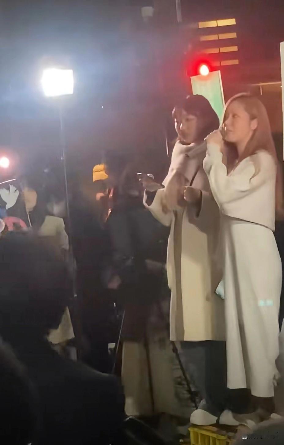 在搞事早喵住的首相官邸前，聚集了很多人抗议。他们要求搞事早喵收回涉台错误言论。 