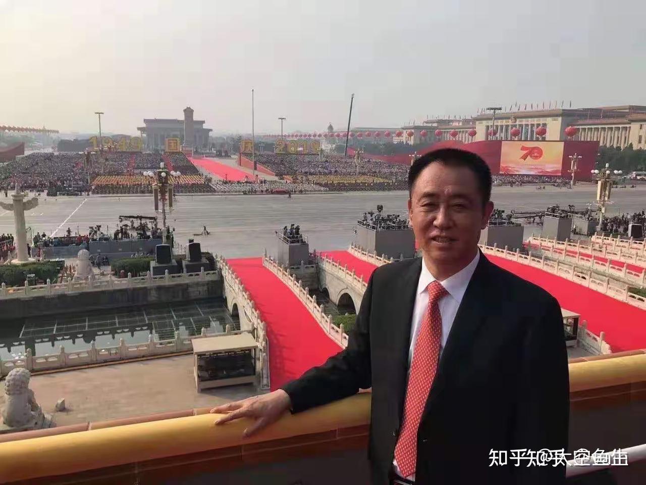 许家印有多奢侈？
这幅站在天安门上照片中的许家印系着一条条红色的领带，这条红领带