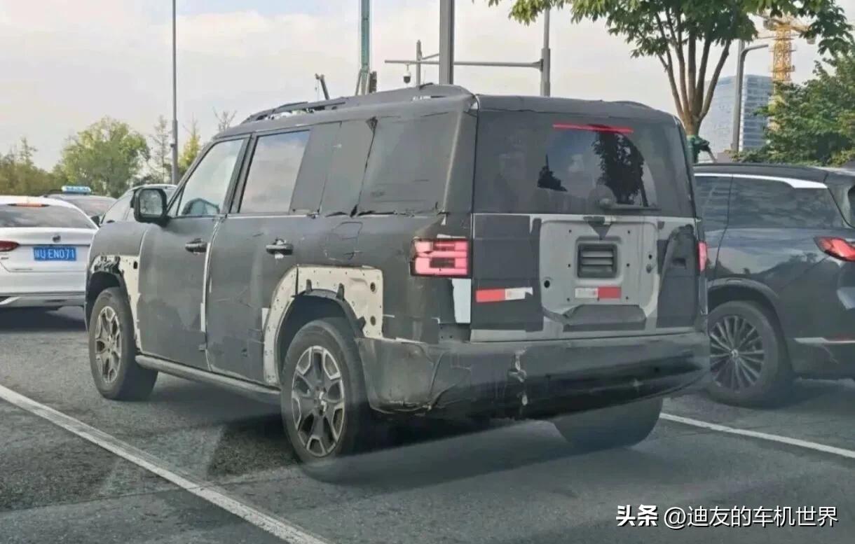 猜猜这是什么车，10月18日，坐标河南省郑州市郑汴物流通道郑州段，目测方壳子，全