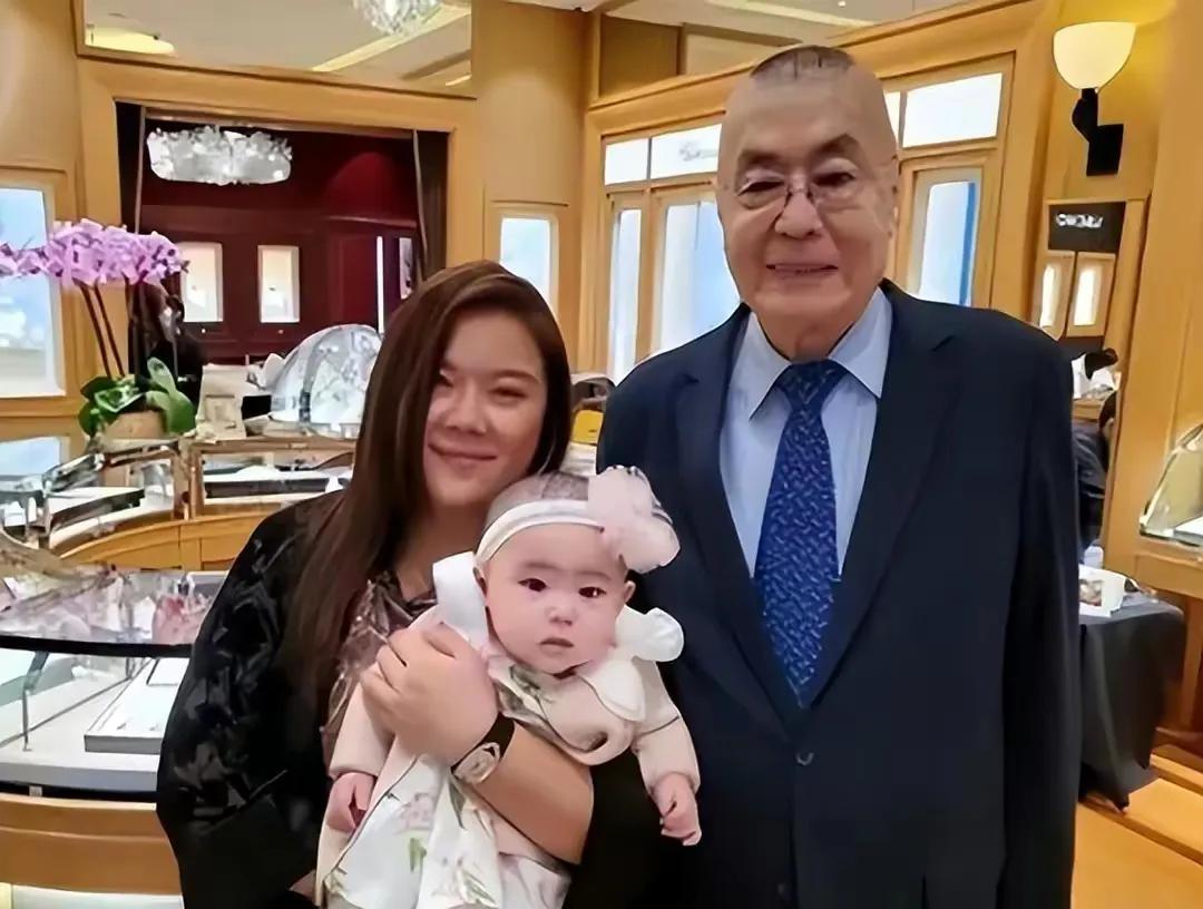 84岁刘诗昆和47岁妻子晒二胎，并声称准备拼三胎，刘诗昆和第妻子真是太拼了，女人