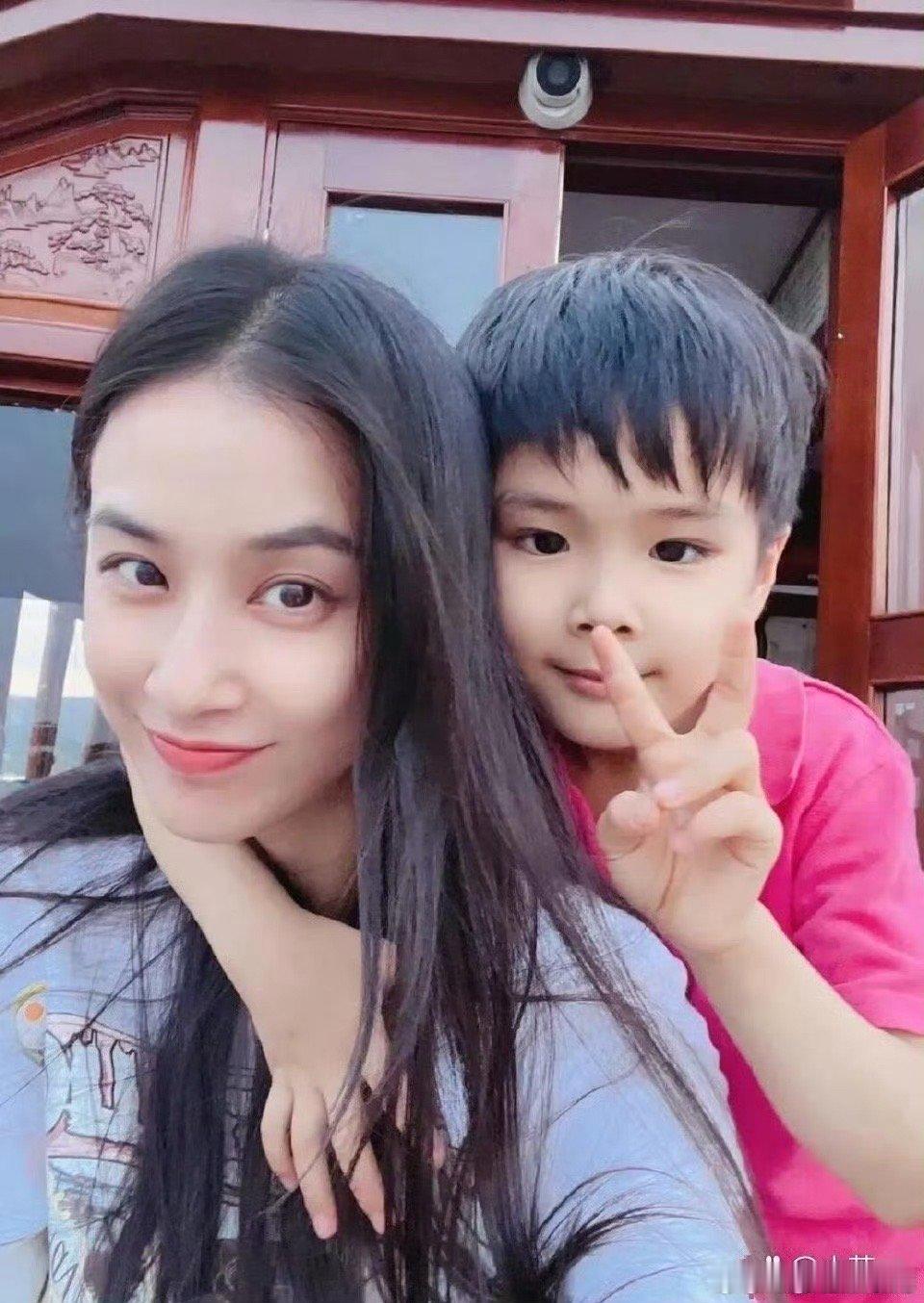 黄圣依也逃不过让孩子穿红色 最终，这抹红色所包裹的，不仅是孩子，更是一个家庭对未