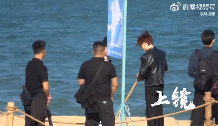 丁程鑫在沙滩干上农活了 你好星期六 你好星期六全员团建路透 瞧瞧丁程鑫，候场间隙