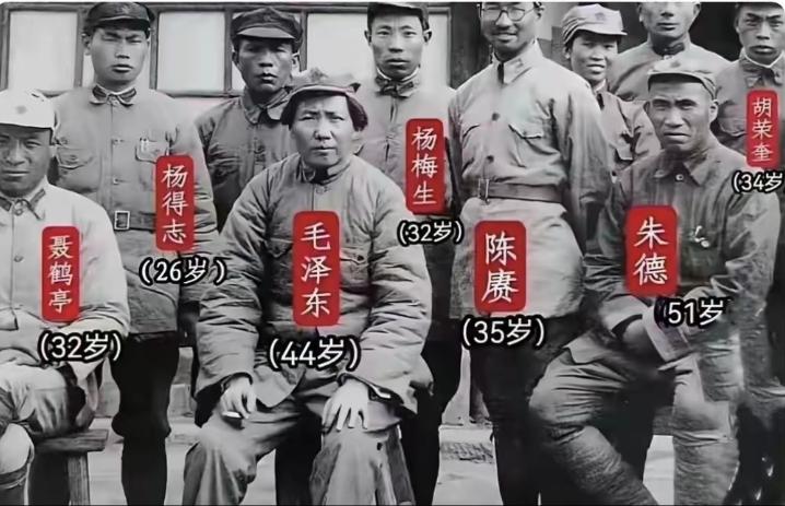 他们虽然贫穷，穿着简单且有补丁的衣服，
但他们却始终心怀人民，守护祖国和人民安康