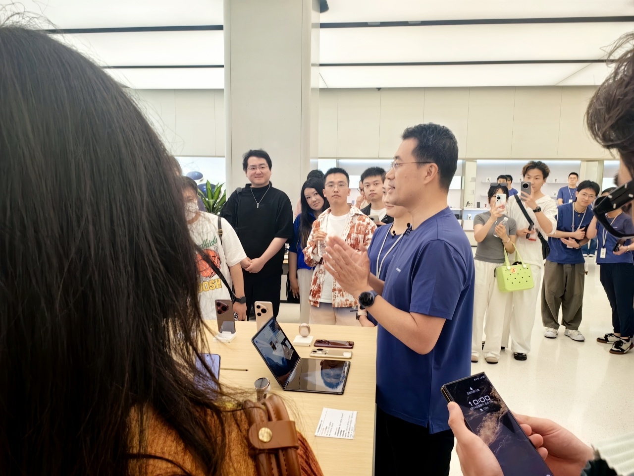 今天华为Pura 80系列首销，何刚直接化身“一日店长”，开箱、包装礼品、冲咖啡
