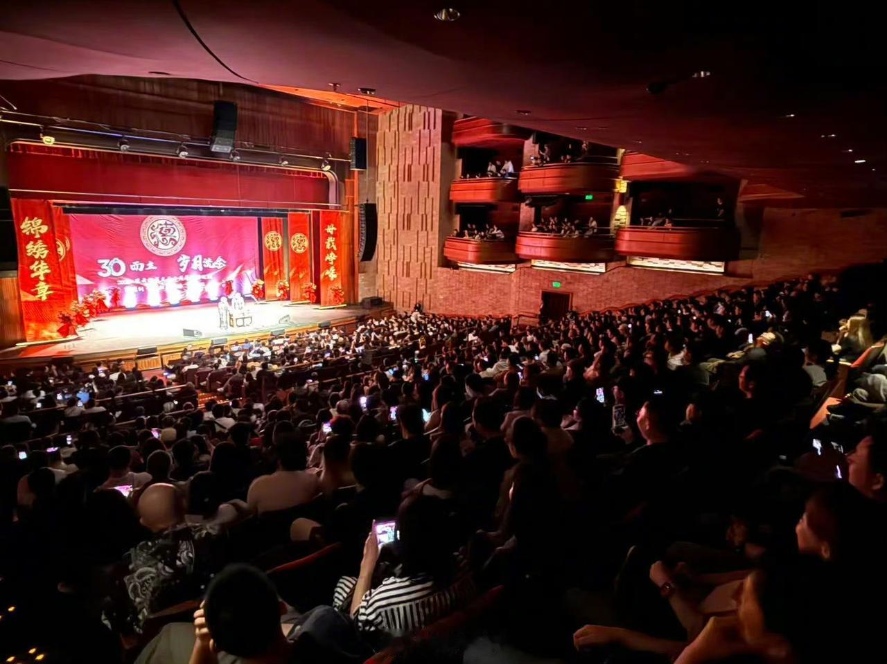 德云社三十周年，郭德纲把相声说进了巴西。

圣保罗这场，是咱这门艺术一百六十多年