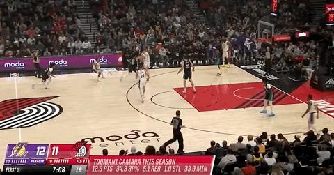 梦回巅峰！克勒贝尔折叠暴扣！

今天迎来湖人队客场挑战开拓者队的比赛，由于艾顿和