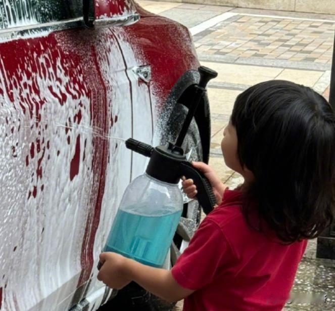 一转眼都长这么大了！蔡少芬分享儿子鱼蛋洗车照，小家伙好可爱，长得既像爸爸又像妈妈