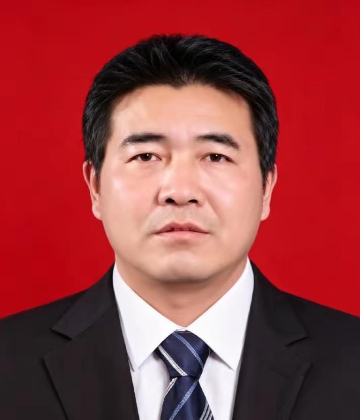 7月5号深夜，云南怒江兰坪县的一间校长办公室里，49岁的张春荣刚帮学生梳理完中考
