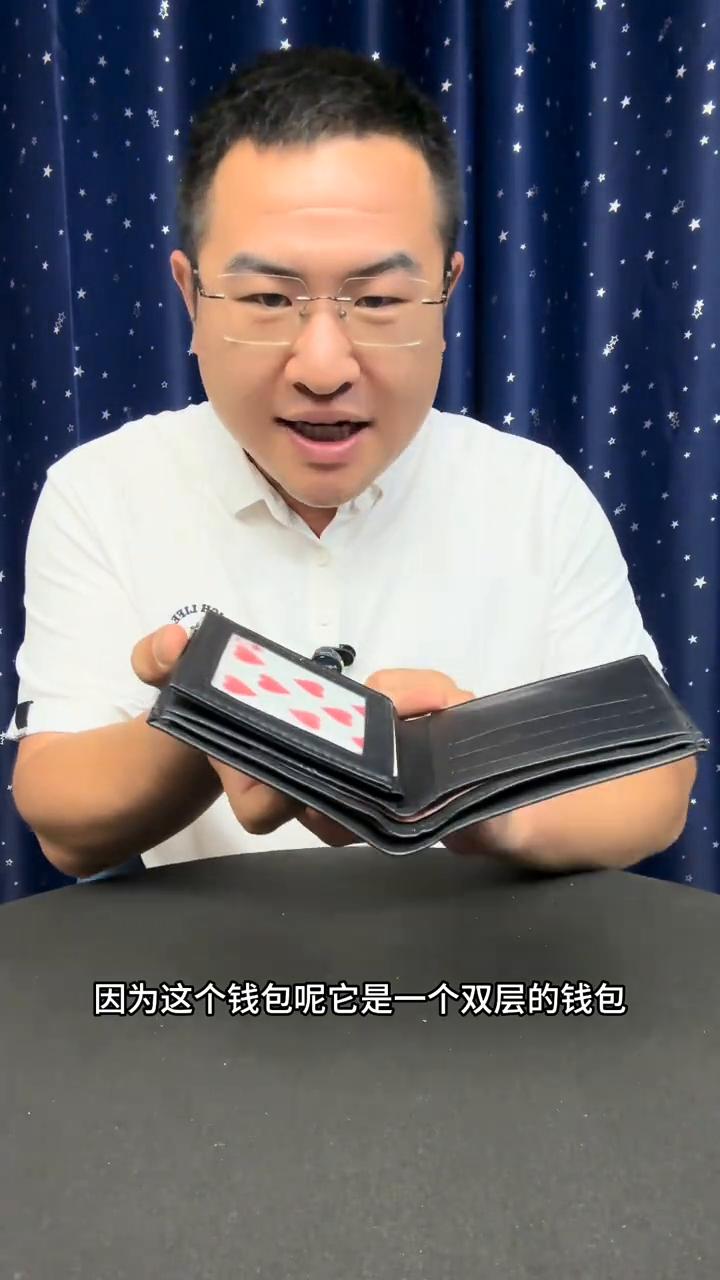 泰国街头诡异魔术。
大家好，空空的钱包是如何瞬间出现火的？原理非常的简单，因为这