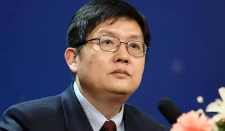 中方多次发布提示，呼吁民众谨慎前往日本。复旦大学荣休教师冯玮却在网络高调推荐国内