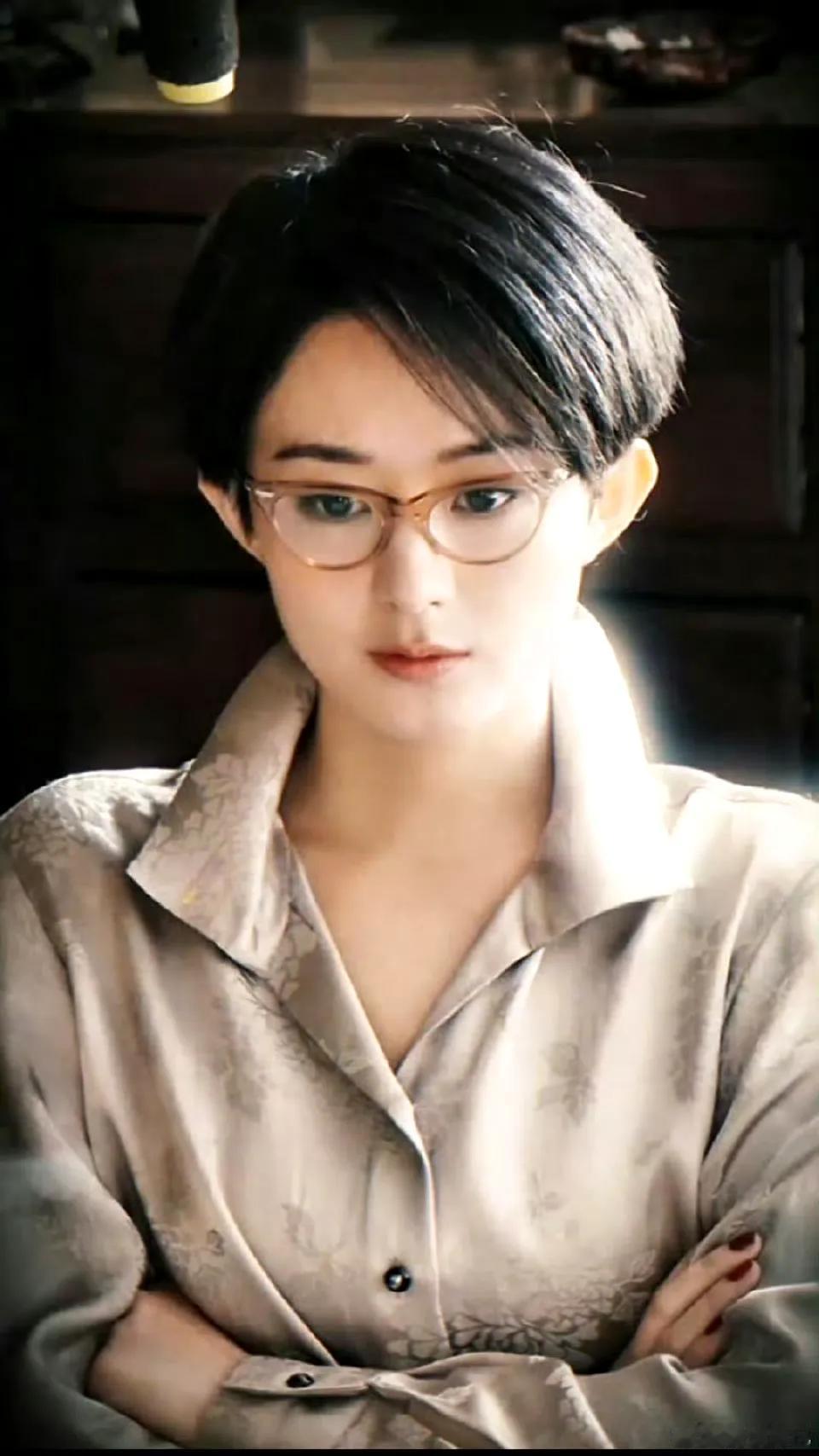 赵丽颖的短发造型好新鲜啊，这次应该是演一个女强人吧，这个造型比之前那个卷发好看，