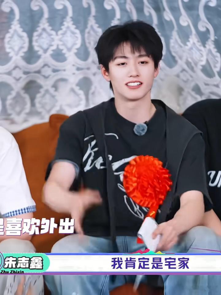 朱志鑫一肚子窝囊气朱志鑫控诉节目组不讲理谁被朱志鑫委屈的模样逗乐，游戏限制前胸贴