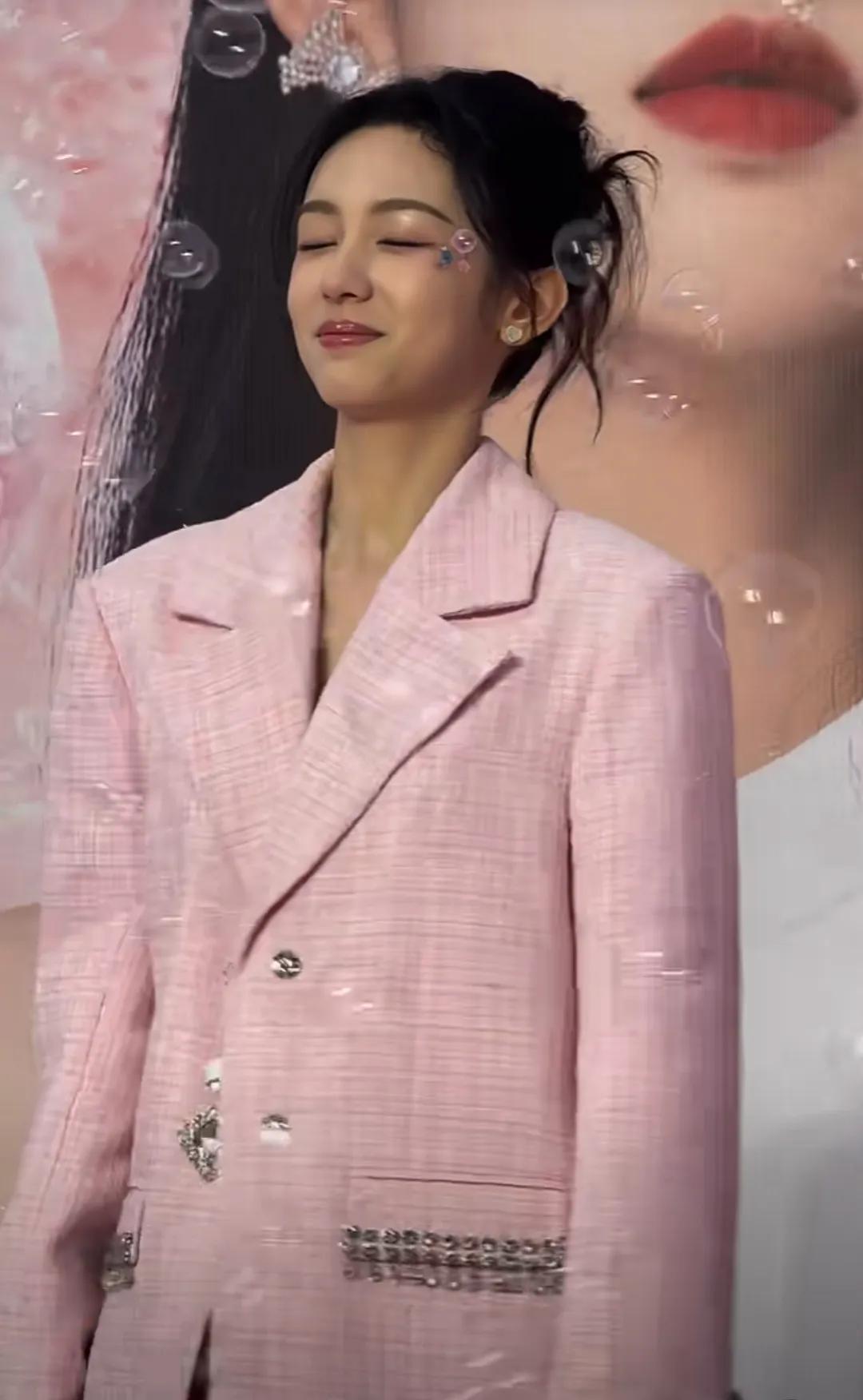 潍坊偶遇周也参加力士线下活动，周也真是一个很有灵气的女孩子，感觉未来发展应该挺不