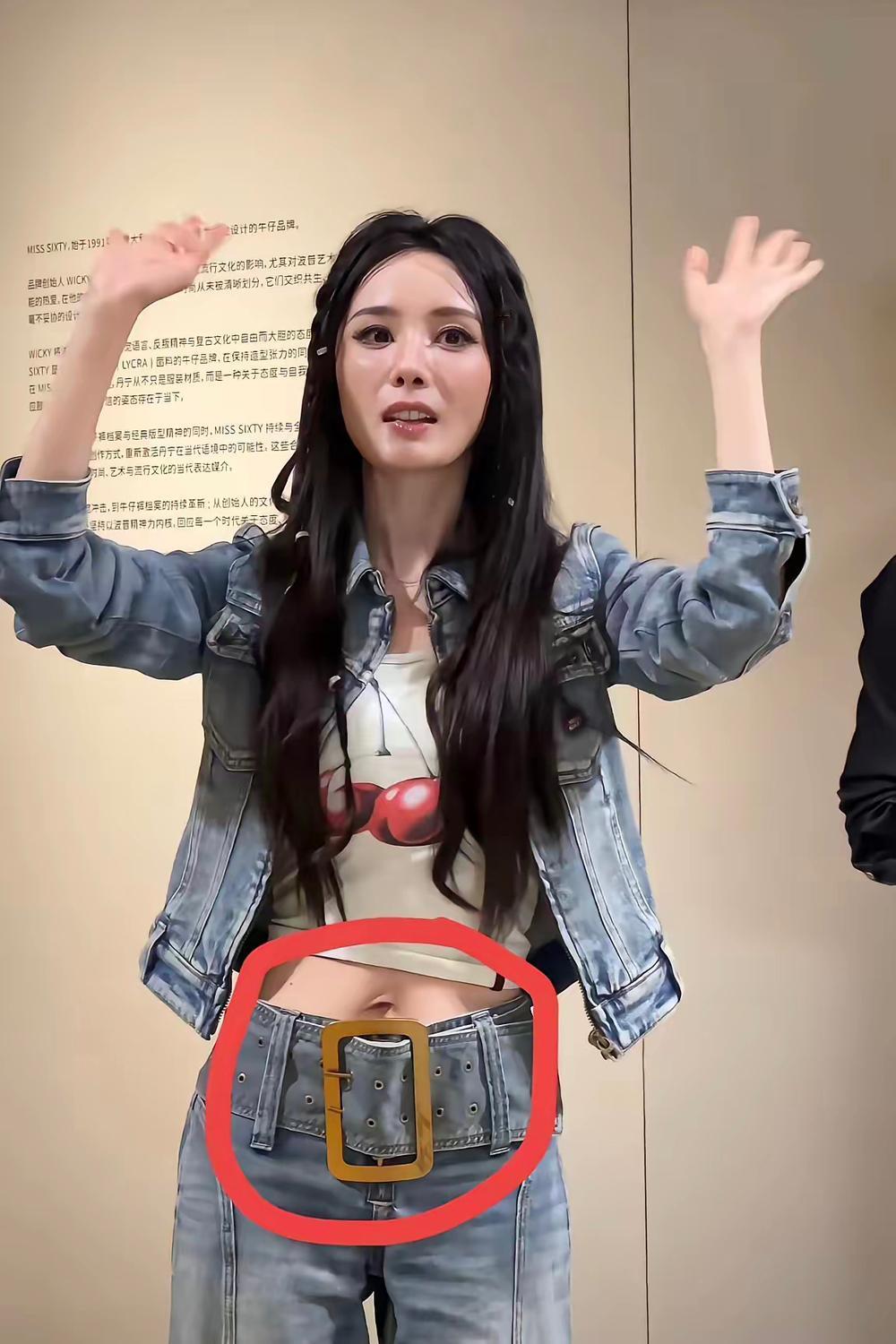 杨幂现身广州太古汇活动，一身牛仔露脐装直接美出圈！现场人气太炸了，商场几层楼都被