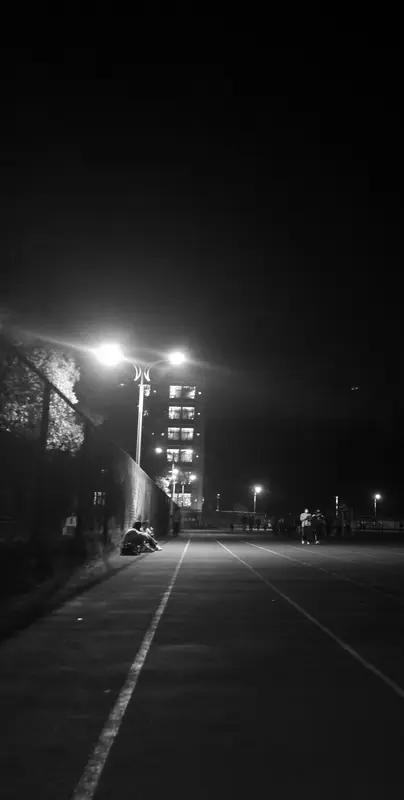 看到“清风本无意”这个上联，一下子就来了兴致。我想到个下联“朗月自有情”。
清风