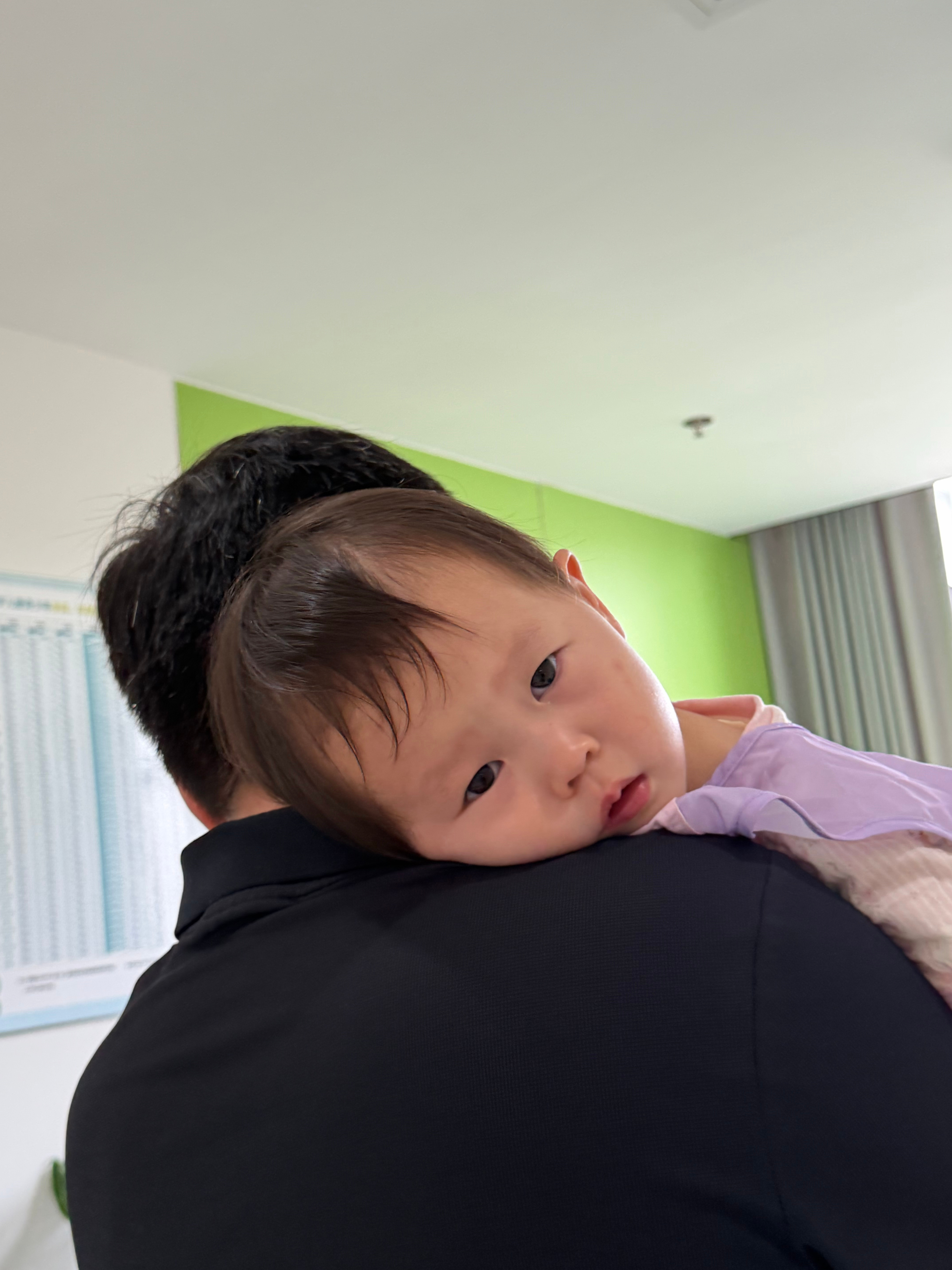 都这样了，她爹抱着抱着我听见他说“亲爸爸一口”。 