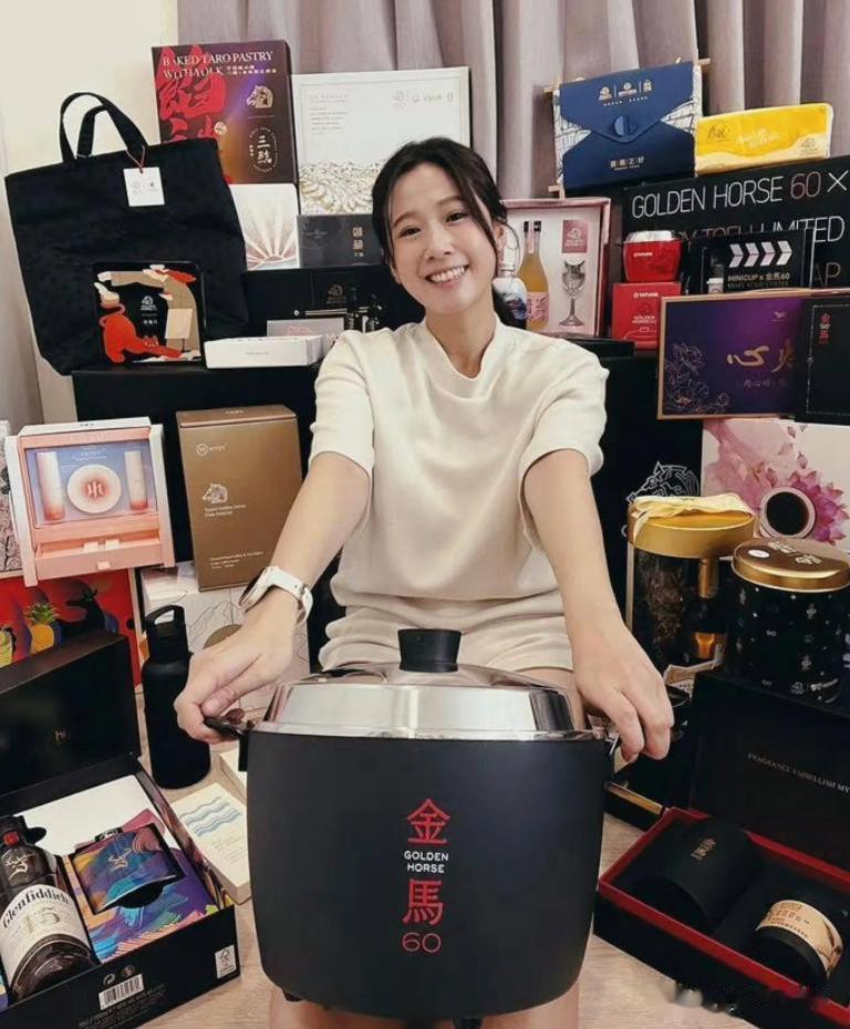 有明星晒出了宝岛的金马奖入围礼包
这里面的东西有意思了，吃喝拉撒全都有
什么电饭