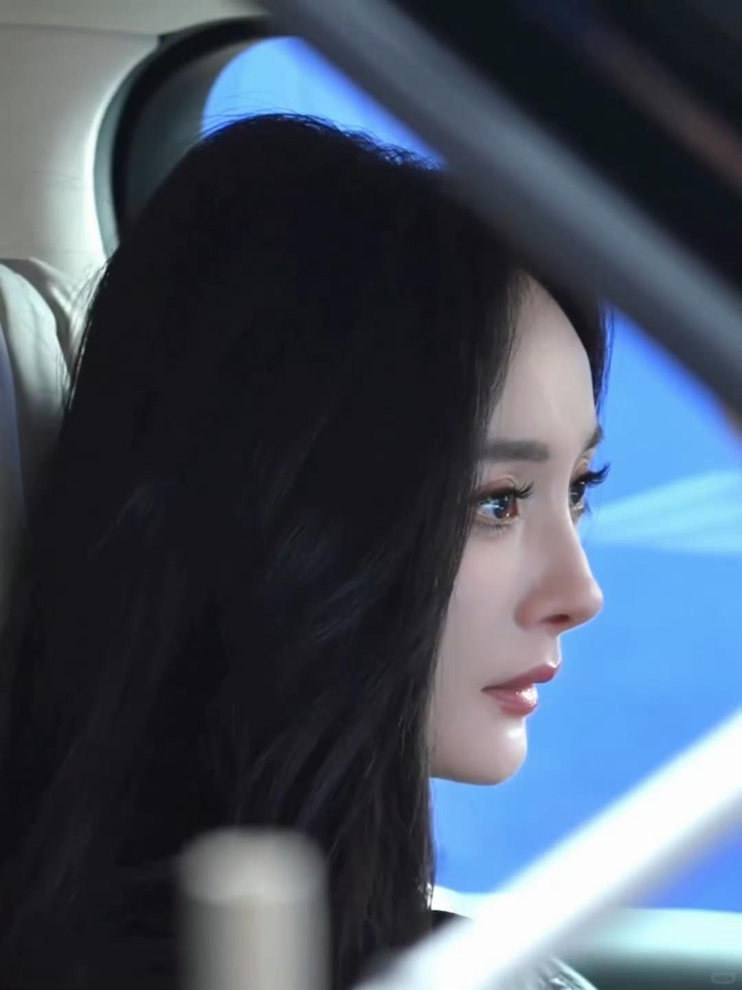 杨幂侧脸，好漂亮，不愧是女明星！