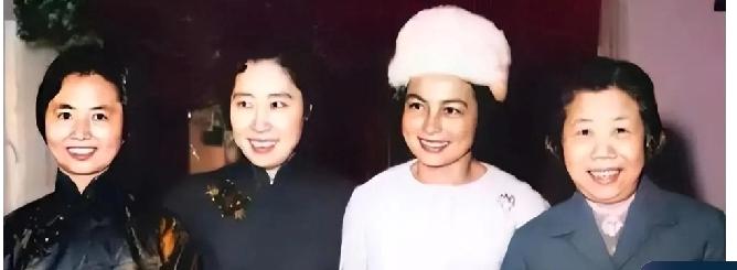 这张图片我能说出三个人的名字，左一是陈毅元帅的夫人张茜，左二是刘少奇同志的夫人王