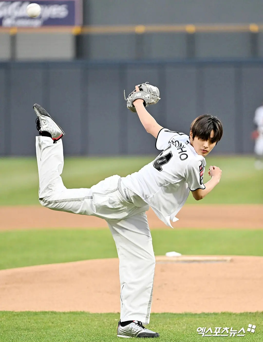 Cortis安乾镐今天的开球新闻图已出，帅成这样✨ 