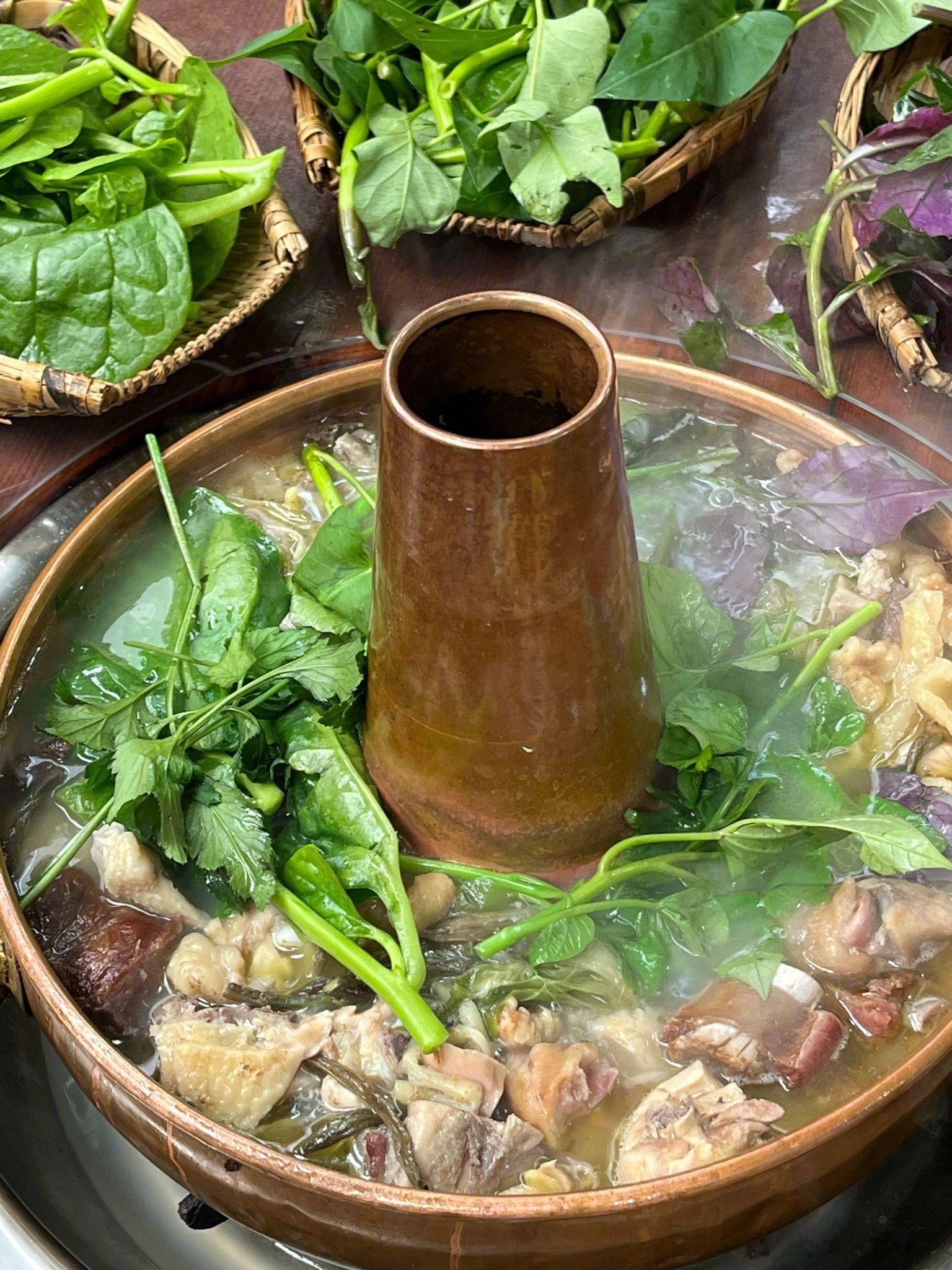 成都旅游：这是折耳根的“贵替”吧！！适合不是特别能吃辣但是想吃火锅的朋友们腊排骨