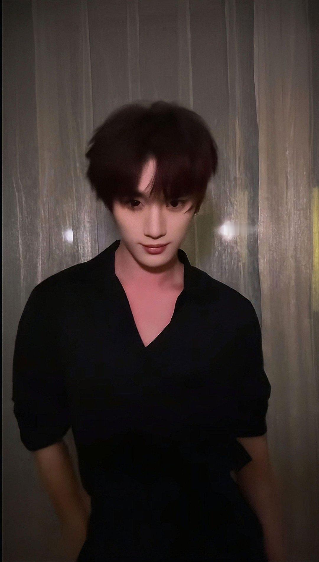 丁程鑫黑衬衫solo顶级魅魔来的丁程鑫穿衬衫一直很权威，酒红色黑色尤其魅魔来的，