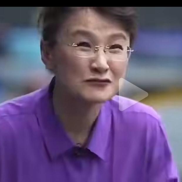 央视主持人董倩采访中，
问王楚钦：有时候莎莎看你一眼，
你会服吗？

王楚钦谦虚