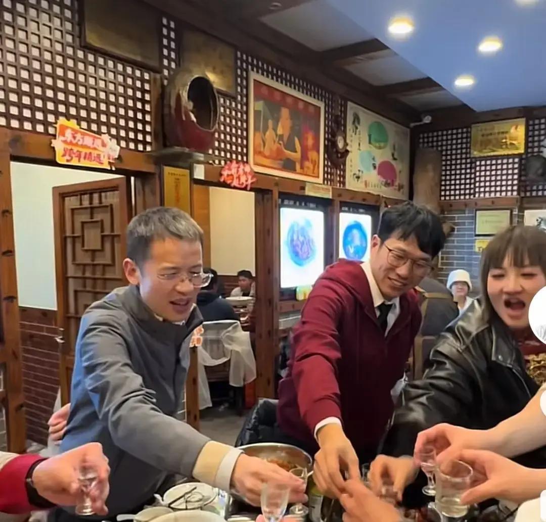 CEO亲自端酒，主播没一个敢坐
 
武汉跨年夜，东方甄选把直播间搬到江边。风大雨