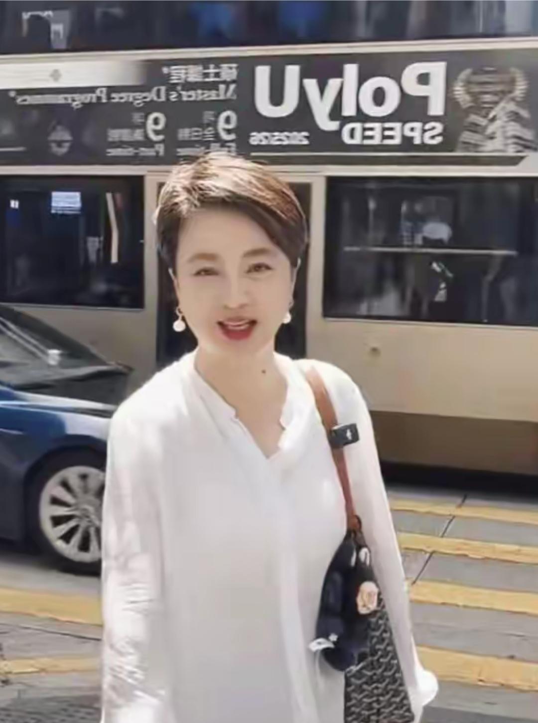 这颜值，这状态，真是绝了，你绝对看不出她已是60多岁人了，皙白的皮肤，脸上，脖子
