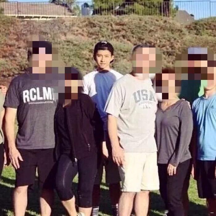 蔡徐坤高中时期留学时的旧照片。 ​​​