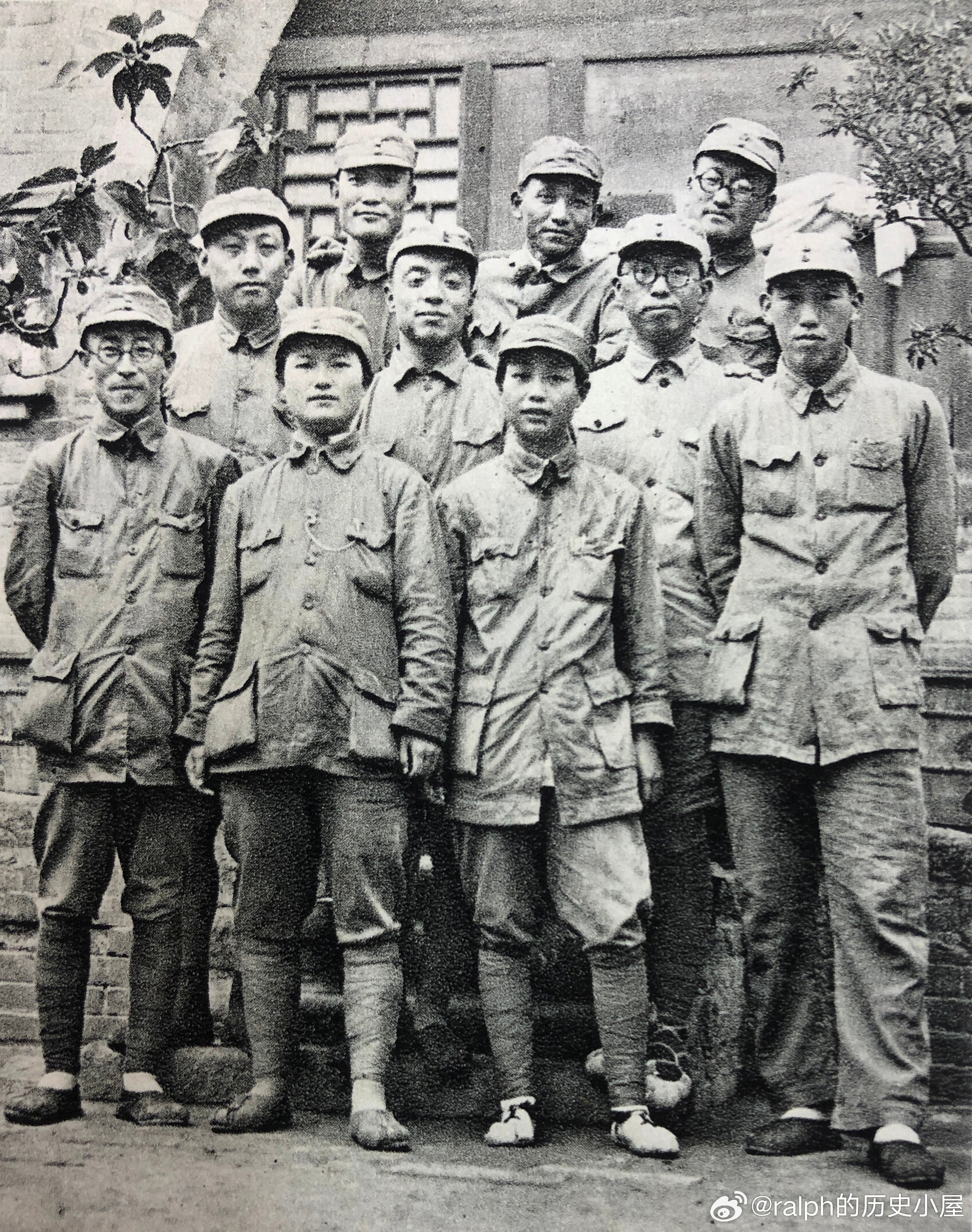 1938年八路军115师部分同志合影，后排中是代师长陈光，二排右起政委罗荣桓、杨
