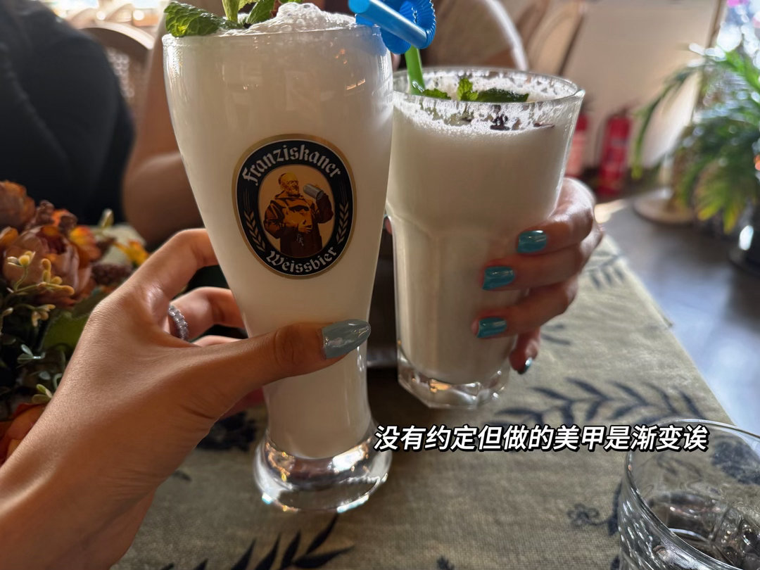 日常碎片plog 在新疆晒黑很多所以特地做了个显黑的美甲，果然好搭😋戴花里胡哨