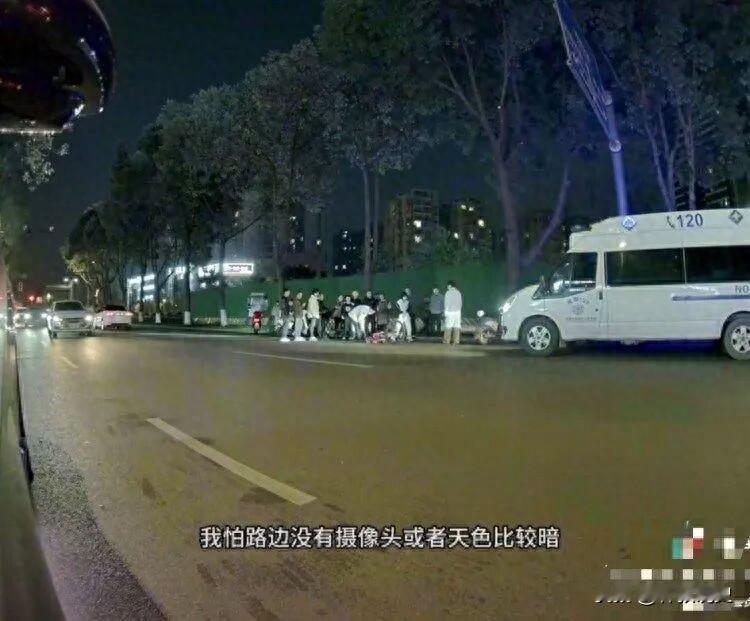 成都18岁女大学生骑自行车被宠物狗绊倒致颅骨骨折：目前她完成开颅手术已出院，交警