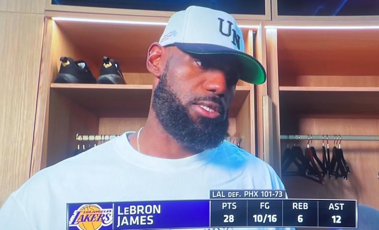 詹姆斯谈锁定主场优势：“嗯，我们拭目以待。显然，我们能从主场球迷那里汲取能量，这