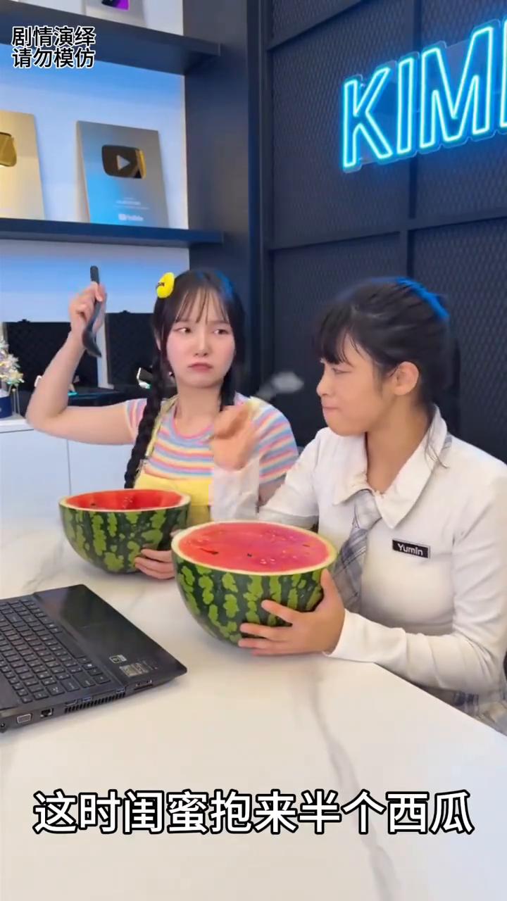 女子吃西瓜时看到闺蜜的瓜也想吃，下一秒她的做法太有才了。
女子正在吃半个西瓜，这
