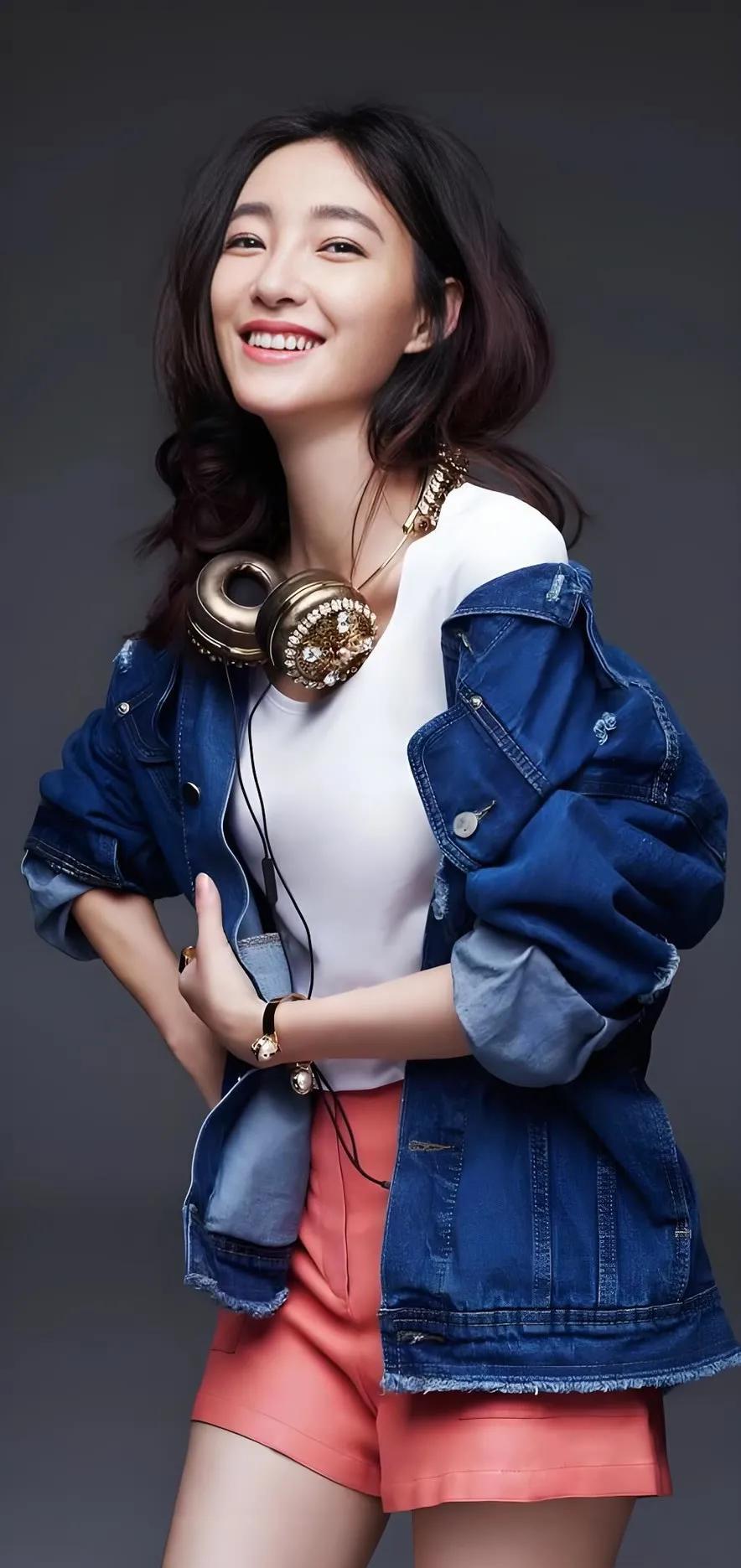 不得不佩服王丽坤的可塑性！
红毯礼服高贵冷艳，日常休闲又清爽随性。
红裙明艳夺目