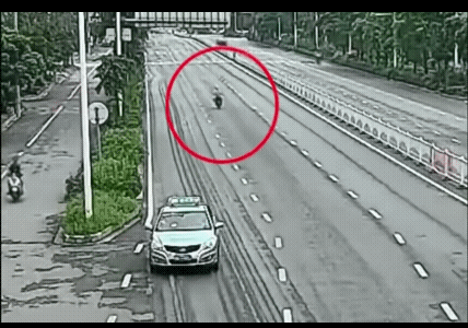 别一上来就只骂出租车司机，这事真没那么简单！
 
         出租车确实违