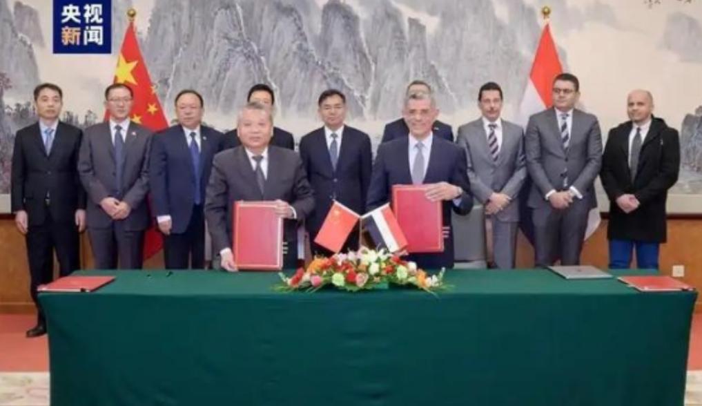在伊朗和埃及之间，中国为什么选了埃及为突破口？因为伊朗这个国家不光反华，估计还想