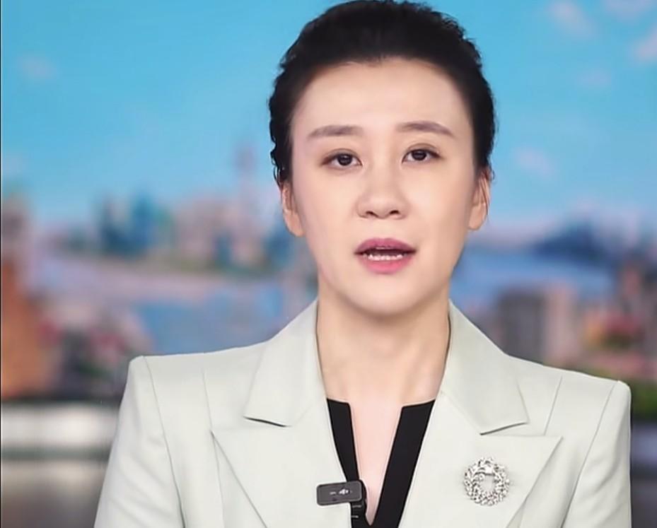 都说电视台的女主播是吃青春饭，站那儿念念稿子就完事了。最近上海台有个叫刘晔的女主
