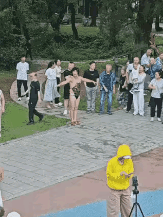 大爷为了吸引大妈，真是拚了！[尬笑]