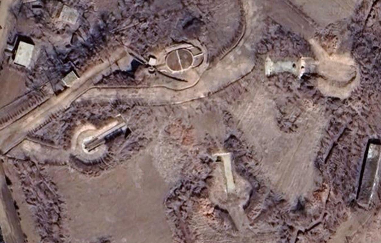 平壤的S-125“伯朝拉”防空导弹阵地全部修成了半地下工事，好像有加装升降机和混